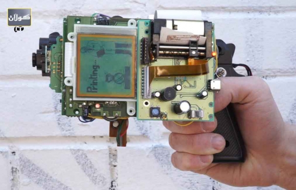 دەمانچەیەك وێنەدەگرێ و پرێنتیش دەكات